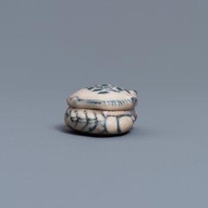 A Vietnamese or Annamese blue and white 'crab' box and cover, 15/16th C. — photo 5