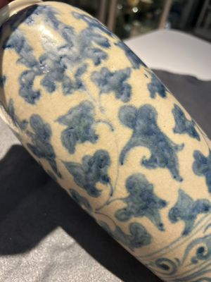 A Vietnamese or Annamese blue and white vase, 14/15th C. — 照片 2