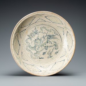 A Vietnamese or Annamese gilt-heightened blue, white and green dish with a Buddhist lion, 14/15th C. — photo 1