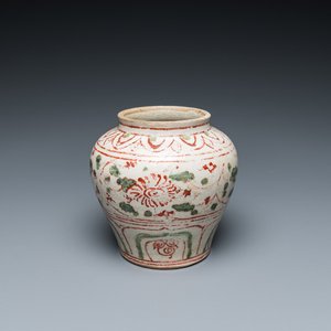 A Vietnamese or Annamese red- and green-enamelled jar with floral design, 14/15th C. — 照片 1