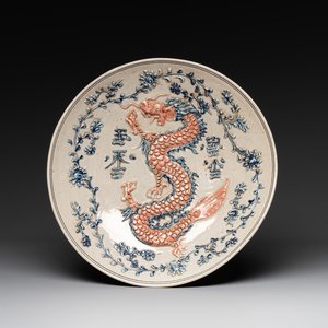 A Vietnamese or Annamese relief-molded blue, white and orange 'dragon' dish, 19th C. — photo 1