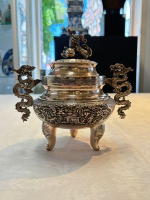 A Vietnamese or Chinese silver tripod censer and cover, 19/20th C. — photo 1