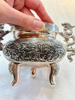 A Vietnamese or Chinese silver tripod censer and cover, 19/20th C. — photo 11