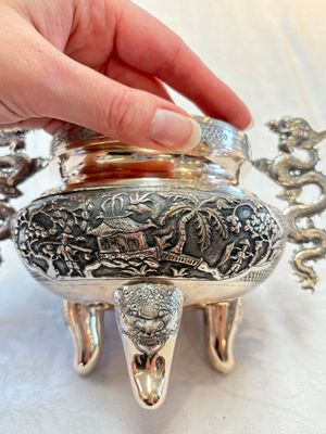 A Vietnamese or Chinese silver tripod censer and cover, 19/20th C. — photo 13