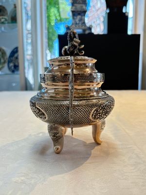 A Vietnamese or Chinese silver tripod censer and cover, 19/20th C. — photo 2