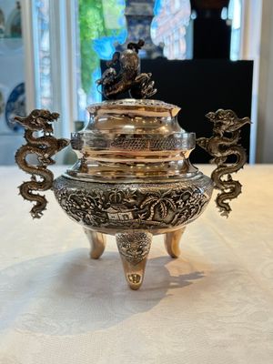 A Vietnamese or Chinese silver tripod censer and cover, 19/20th C. — photo 3