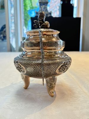 A Vietnamese or Chinese silver tripod censer and cover, 19/20th C. — photo 4