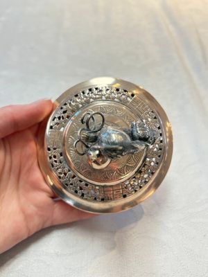 A Vietnamese or Chinese silver tripod censer and cover, 19/20th C. — photo 5