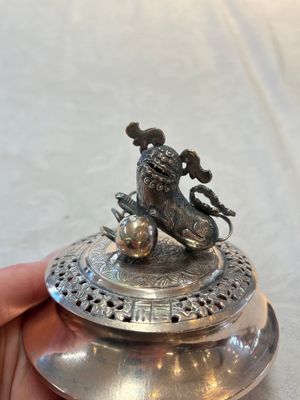 A Vietnamese or Chinese silver tripod censer and cover, 19/20th C. — photo 6