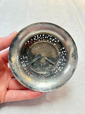 A Vietnamese or Chinese silver tripod censer and cover, 19/20th C. — photo 7