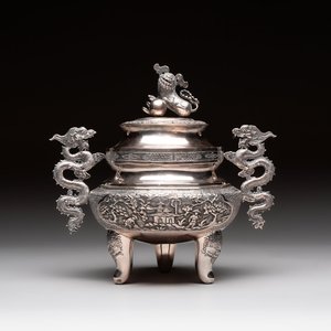 A Vietnamese or Chinese silver tripod censer and cover, 19/20th C. — photo 1