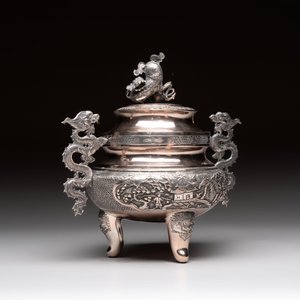 A Vietnamese or Chinese silver tripod censer and cover, 19/20th C. — photo 2