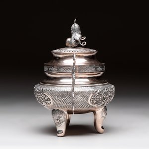 A Vietnamese or Chinese silver tripod censer and cover, 19/20th C. — photo 3