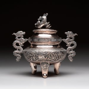A Vietnamese or Chinese silver tripod censer and cover, 19/20th C. — photo 4