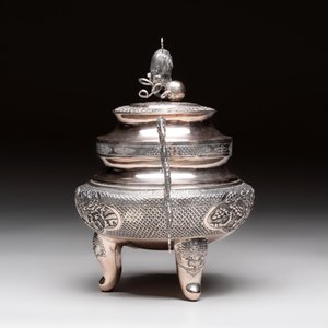 A Vietnamese or Chinese silver tripod censer and cover, 19/20th C. — photo 5