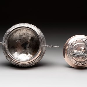 A Vietnamese or Chinese silver tripod censer and cover, 19/20th C. — photo 6