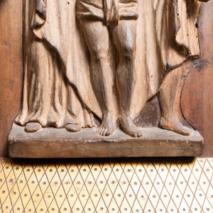 A walnut 'Ecce Homo' panel in a Gothic revival architectural frame, 16th C. — photo 4