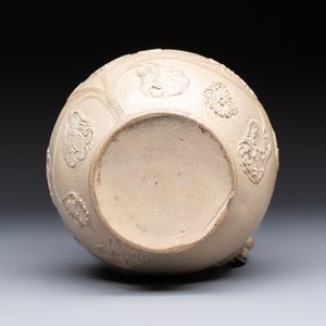 A Westerwald stoneware jug or 'Kugelbauchkrug' with floral design, Germany, 17/18th C. — foto 7