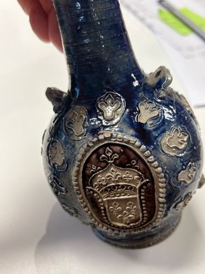 A Westerwald stoneware pilgrim's flask with the coat of arms of France, Germany, 17th C. — photo 12