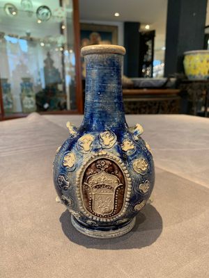 A Westerwald stoneware pilgrim's flask with the coat of arms of France, Germany, 17th C. — photo 3