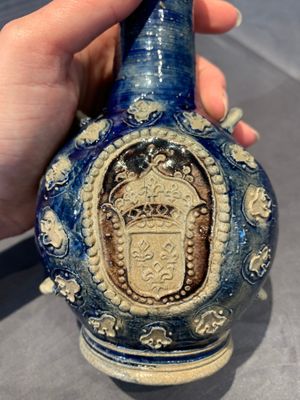 A Westerwald stoneware pilgrim's flask with the coat of arms of France, Germany, 17th C. — photo 8