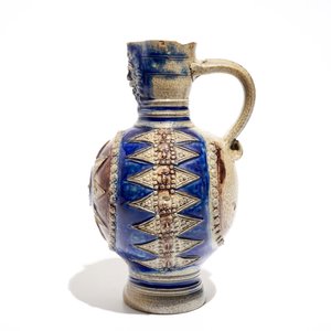 A Westerwald stoneware star jug in blue and manganese, 17th C. — 照片 2