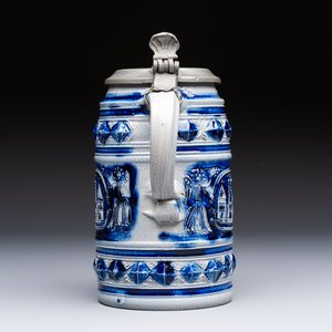 A Westerwald stoneware tankard with a mounted pewter lid, Germany, 18th C. — 照片 3