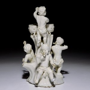 A white Delft group of putti playing music, probably German, 18th C. — 照片 3