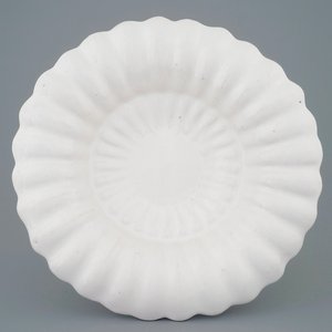 A white Delft lobed dish, 17th C. — photo 1