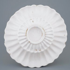 A white Delft lobed dish, 17th C. — photo 2