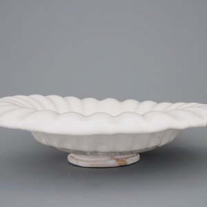 A white Delft lobed dish, 17th C. — photo 3