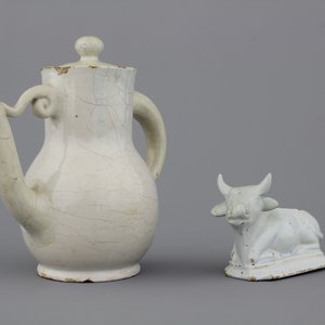 A white Delft model of a recumbent cow and a lidded jug, both 18th C. — 照片 1