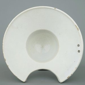 A white Delft shaving bowl, 18th C. — photo 1