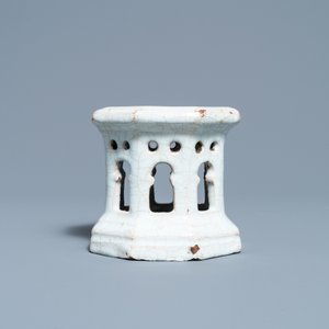 A white Delftware architectural salt cellar, France or Italy, 18th C. — 照片 5