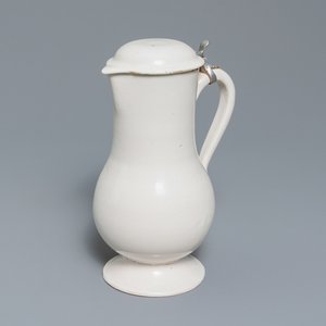A white Delftware jug and cover, 18th C. — 照片 1