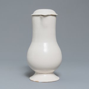 A white Delftware jug and cover, 18th C. — 照片 3
