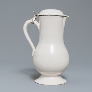 A white Delftware jug and cover, 18th C. — 照片 4