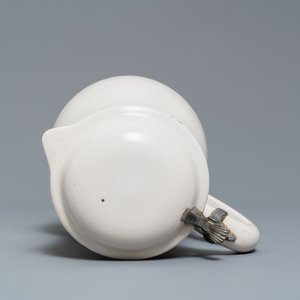 A white Delftware jug and cover, 18th C. — 照片 6