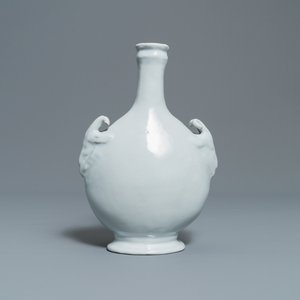 A white Delftware pilgrim's flask with ram's heads, France, 18th C. — 照片 1