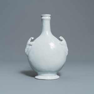 A white Delftware pilgrim's flask with ram's heads, France, 18th C. — 照片 3