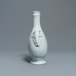 A white Delftware pilgrim's flask with ram's heads, probably Nevers, France, 17/18th C. — 照片 2