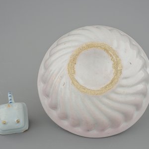 A white Dutch Delft baking mold and a miniature cup, 18th C. — 照片 6