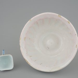 A white Dutch Delft baking mold and a miniature cup, 18th C. — 照片 7