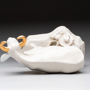 A white Dutch Delft cow milker group and a polychrome Dutch Delft parrot, 18/19th C. — 照片 13
