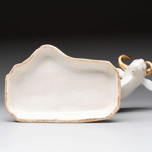 A white Dutch Delft cow milker group and a polychrome Dutch Delft parrot, 18/19th C. — 照片 14