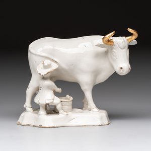 A white Dutch Delft cow milker group and a polychrome Dutch Delft parrot, 18/19th C. — 照片 2