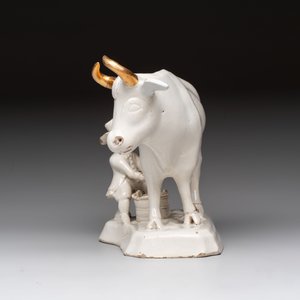 A white Dutch Delft cow milker group and a polychrome Dutch Delft parrot, 18/19th C. — 照片 3