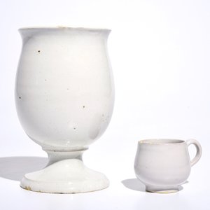 A white Dutch Delft drug jar on foot and a cup with ear, 18th C. — 照片 2