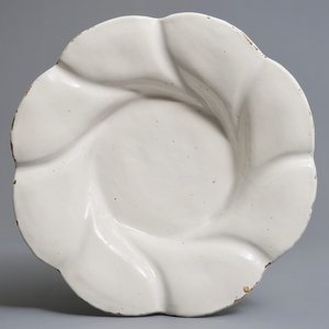 A white Dutch Delft gadrooned dish, 17th C. — 照片 1