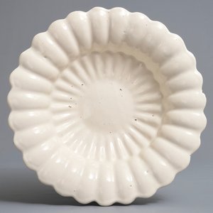 A white Dutch Delft gadrooned dish, 17th C. — photo 1